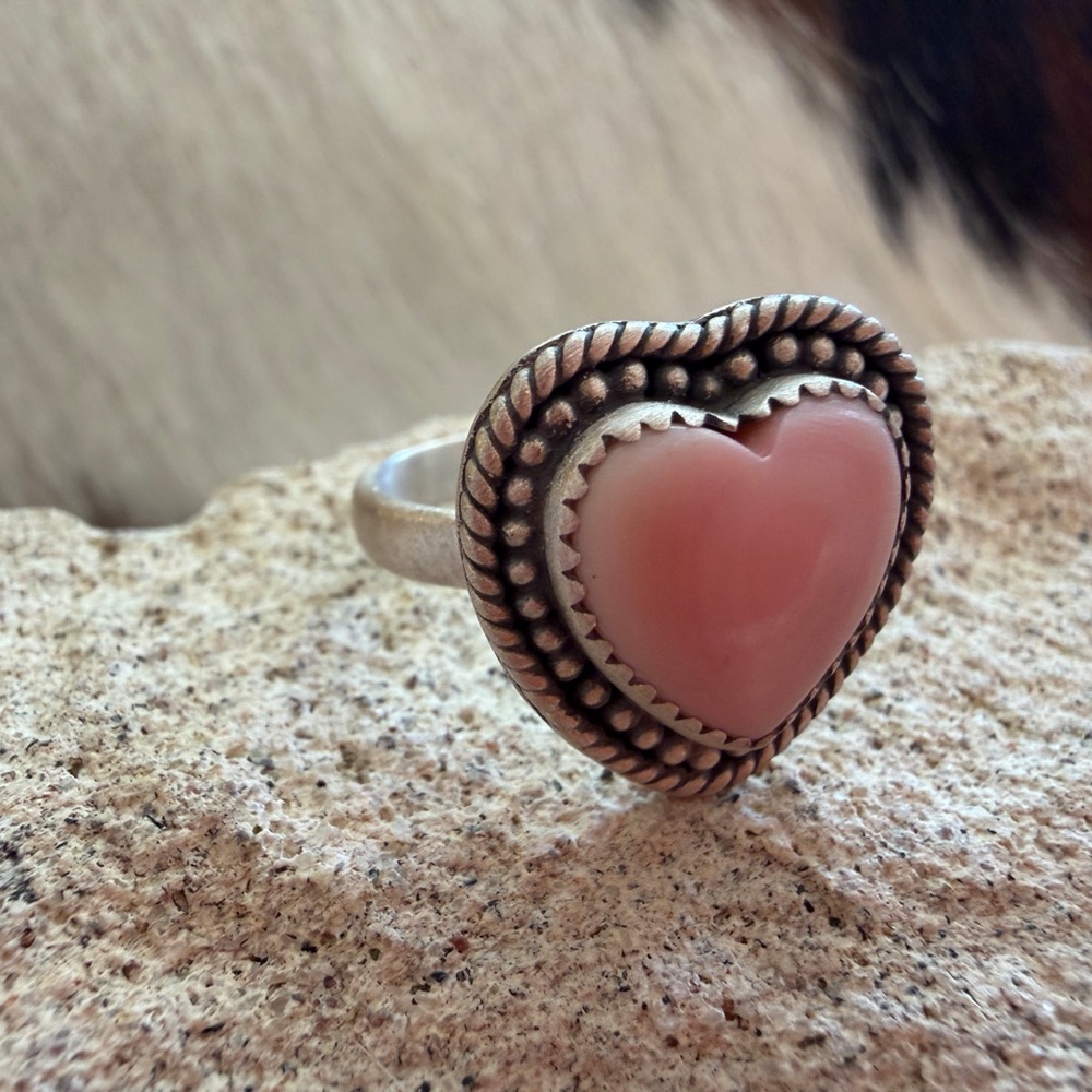❤️ Queen Pink Conch Heart Ring Sterling Silver Navajo Style ADJ Size 5 to 8.5 - Picture 3 of 15